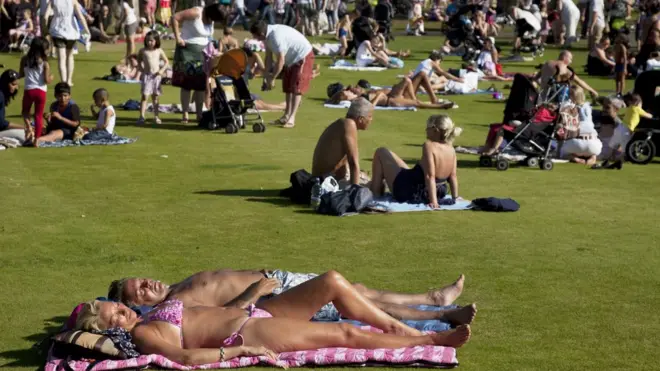 يلجأ الناس إلى الشواطئ عند اشتداد الحر