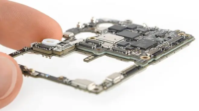 La placa madre Huawei P30 Pro utiliza tecnología de origen internacional (Imagen proporcionada por iFixIt.com)
