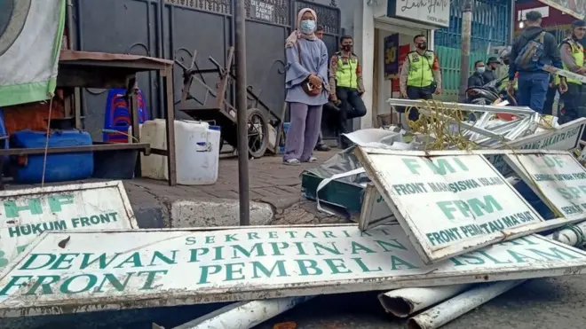 Beberapa plang dan papan bertuliskan FPI yang dipasang di dekat markasnya di Petamburan, Jakarta, dicopot oleh aparat setelah pemerintah melarang aktivitas FPI.