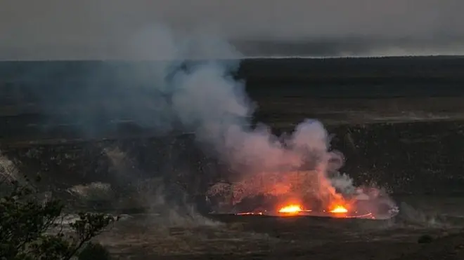 La caldera del volcán Kilauea es visitada por turistas que pueden observarla a una distancia segura.