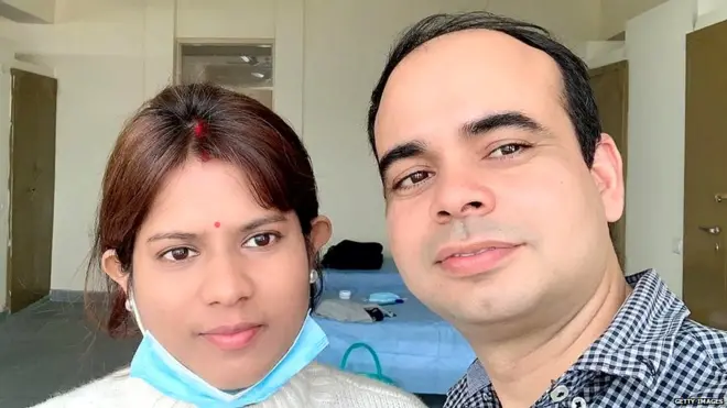 प्रोफ़ेसर आशीष यादव और उनकी पत्नी नेहा