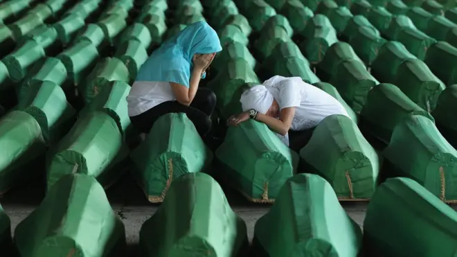 Srebrenitsa'da 8 bin Boşnak Sırplar tarafından katledildi.