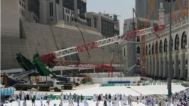 Sebuah alat berat jatuh menimpa Masjidil Haram pada 11 September 2015. Alat berat itu digunakan untuk memperluas area di sekitar Masjidil Haram hingga 400.000 meter per segi sehingga bisa menampung 2,2 juta orang sekaligus.