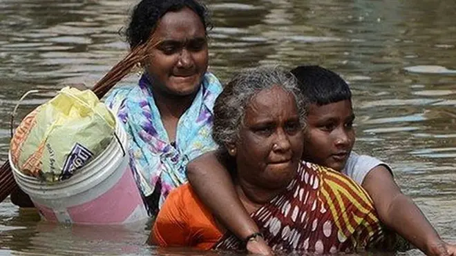 వరద నీటిలో మహిళలు