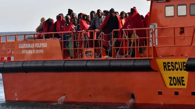 مجموعة من المهاجرين على سفينة إنقاذ إسبانية
