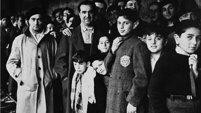 Foto ini diambil pada 1942 yang menunjukkan orang-orang Yahudi berada di kamp transit Drancy sebelum dikirim ke Auschwitz.