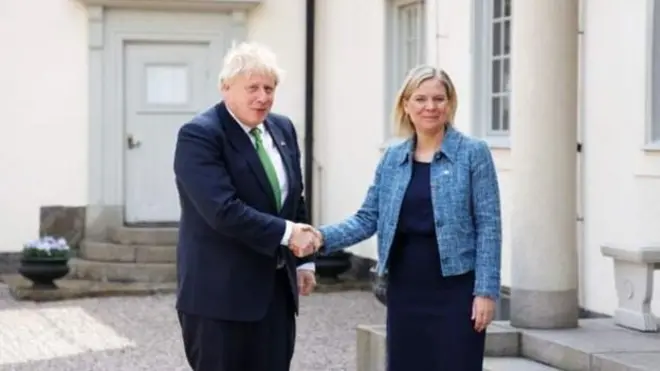 Борис Джонсон та прем'єрка Швеції Магдалена Андерссон під час укладання угоди