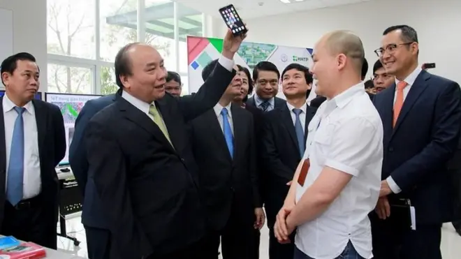 Thủ tướng Nguyễn Xuân Phúc thăm gian hàng của BKAV và nói: "Đây là niềm tự hào của người Việt".