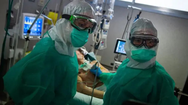 Đồ bảo hộ mà nhân viên y tế phải mặc có thể khiến toàn bộ trải nghiệm trở nên đáng sợ hơn đối với bệnh nhân Covid-19