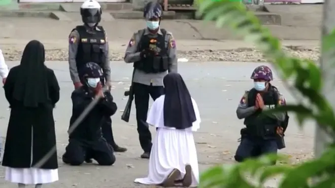 తిరుగుబాటుదారులకు సైనికుల నుంచి రక్షణ కల్పించేందుకు సిస్టర్ రోజ్ వారి ముందు మోకాళ్ల మీద కూర్చున్నారు