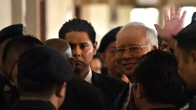 Najib Razak merupakan perdana menteri Malaysia yang pertama duduk di depan meja hijau.