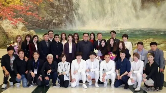 Ông Kim và vợ, bà Ri Sol-ju, chụp hình cùng một số nghệ sỹ Hàn Quốc sau buổi biểu diễn tối Chủ Nhật 1/4
