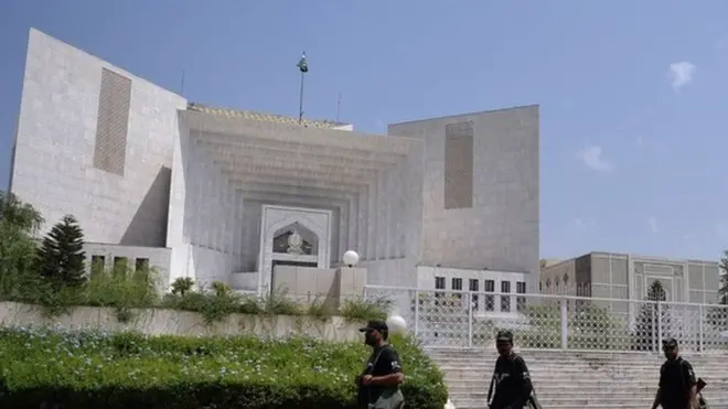 عدالت میں حزبِ مخالف کی جماعتوں کے رہنما بھی موجود تھے۔