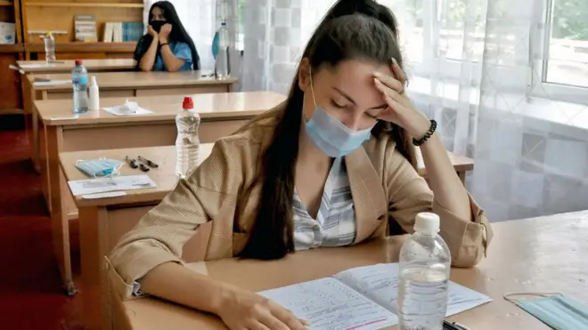 Дівчина під час ЗНО у класі