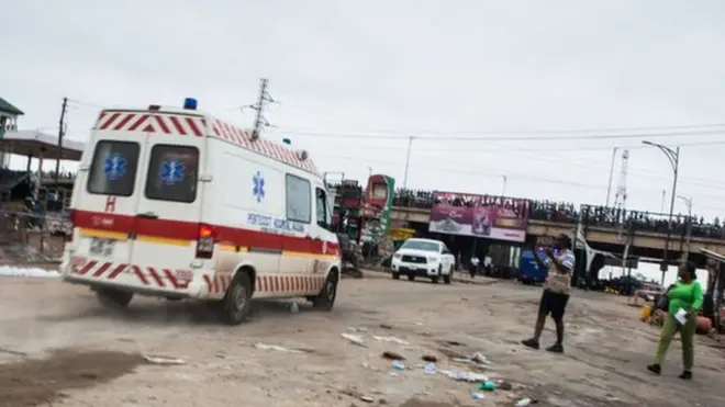 Ambulance dey go for road