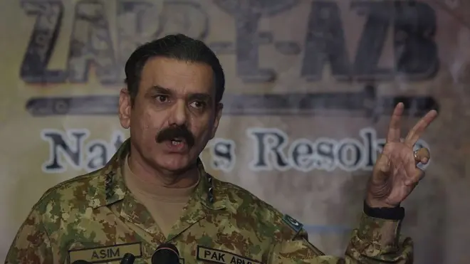 جنرل (ر) عاصم باجوہ مئی 2012 میں ڈی جی آئی ایس پی آر کے عہدے پر تعینات ہوئے اور دسمبر 2016 تک اسی عہدے پر رہے