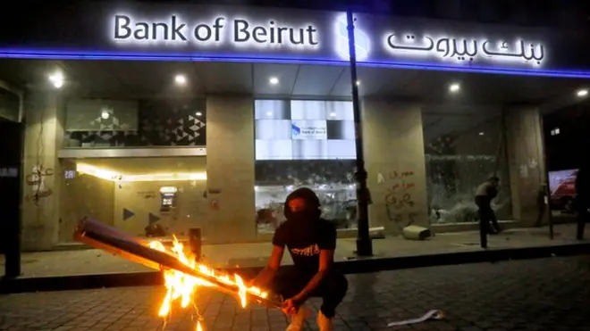 استهدف متظاهرون عدداً من المصارف وسط العاصمة