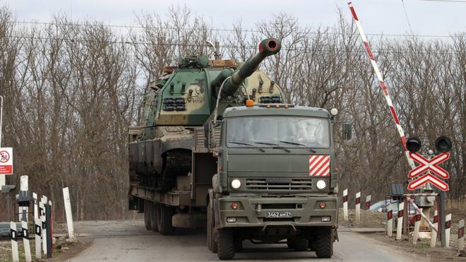 Армейский грузовик перевозит самоходную гаубицу близ поселка Покровское, Ростовская область, 22 февраля 2022 года