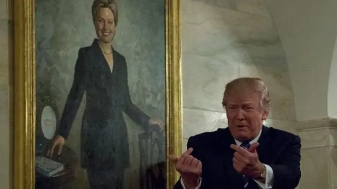 Трамп и портрет Клинтон
