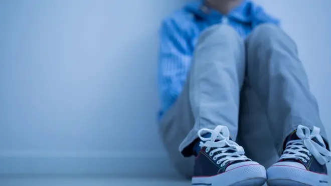 Los niños dentro del espectro autista tienen dificultades para relacionarse con otros.