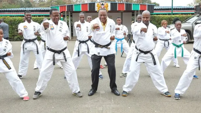 Pirezidaantiin Keeniyaa Uhuuruu Keeniyaataa garee biyyaalessaa maarshaal aartii masaraa motumaatti yeroo afeeran.