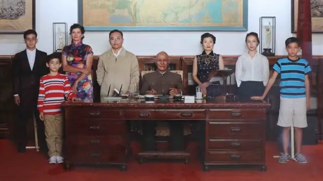 台湾中正纪念堂举办"后解严艺术展"，图为模拟蒋家一家人的合照，背后则被胶布捆绑，隐喻蒋家晚年国际失势的风雨飘摇