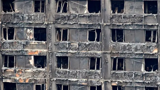 Acredita-se que revestimento na fachada da Grenfell Tower tenha acelerado propagação das chamas