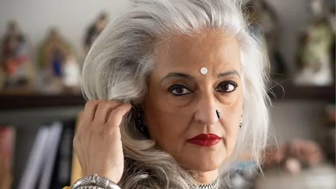 වැඩිහිටි ලිංගිකත්වය පිළිබඳ සීමා බිඳ දමන කාන්තාව