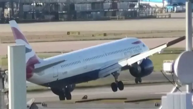 Из-за сильного ветра в Хитроу самолет не сразу смог приземлиться