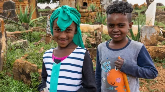 Enfants oromos dans le cimetière du sanctuaire du sufi Sheikh Hussein.