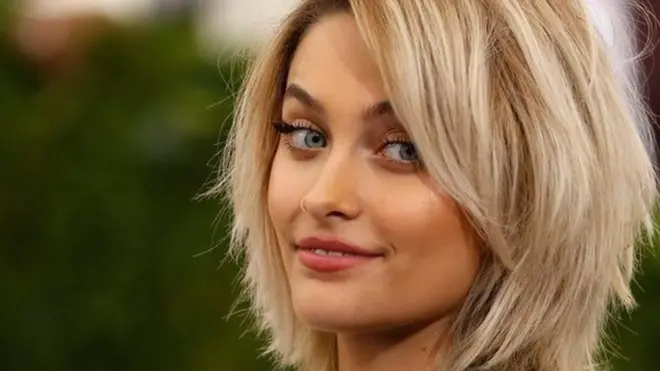 پاریس در هنگام مرگ پدرش، مایکل جکسون ۱۱ ساله بود