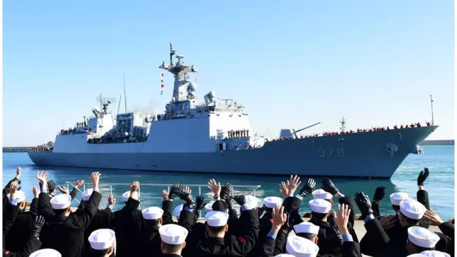 지난 12월 27일 부산작전기지에서 청해부대 31진 왕건함이 출항하고 있다