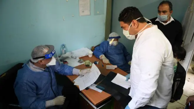 أطباء مصريون يمارسون عملهم في مستشفى إمبابة بمحافظة الجيزة