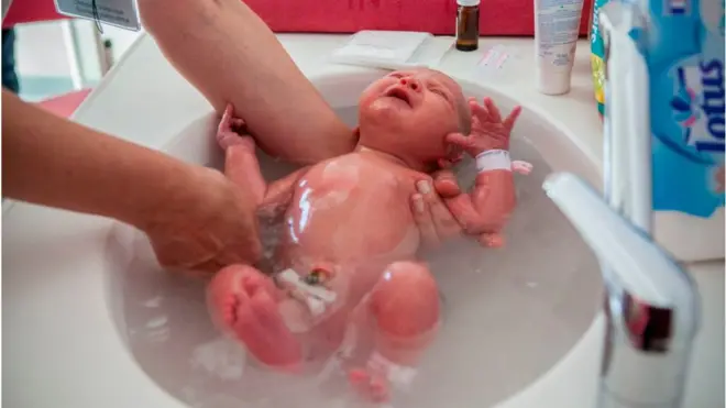 నవజాత శిశువుకు స్నానం