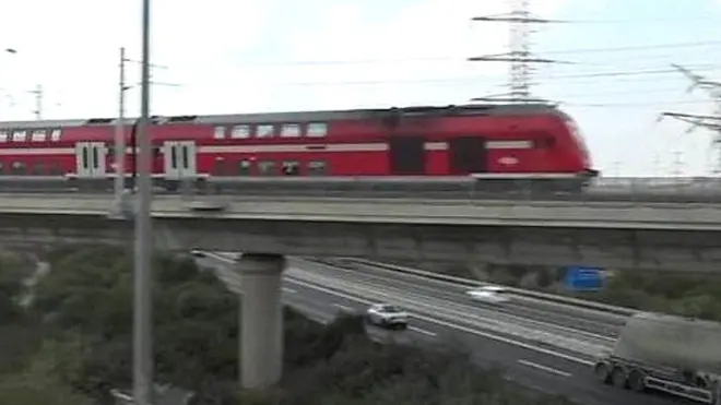 بعد انتظار طويل، بدأ الإسرائيليون باستخدام قطار سريع جديد يربط بين القدس وتل أبيب. وتستغرق الرحلة بالقطار ذو الطابقين 50 دقيقة.