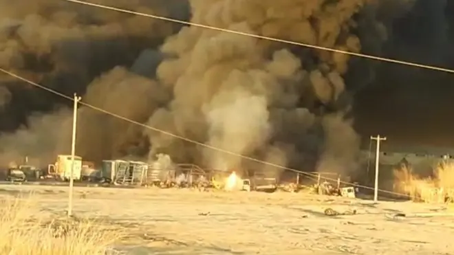 د افغانستان لوېدیځ اسلام کلا ګمرک کې د ایران پولې ته څېرمه اورلګېدنه د تېرې ورځې ماسپښین له یوې بجې راهیسې تر ۲۰ ګړیو تېرېدو تر اوسه په بشپړ ډول نه ده مهار شوې.