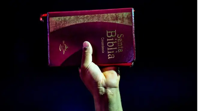 Las personas eran golpeadas con Biblias, palos y machetes.