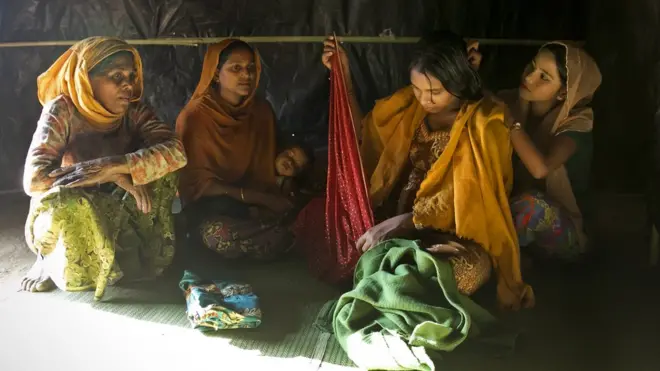 Pengungsi Rohingya menempati kamp-kamp sementara di Bangladesh. Banyak di antara mereka mengaku diperkosa dan disiksa.