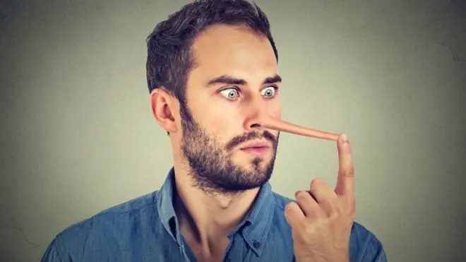 Hombre con nariz de Pinocho