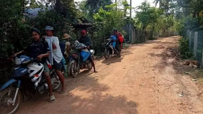 ပြီးခဲ့တဲ့ရက်ပိုင်း အုတ်ဖိုမြို့နယ်ထဲ ဒရုန်း ဗုံးကျ ပေါက်ကွဲမှုနဲ့ ထွက်ပြေးနေကြတဲ့သူတွေထဲကတချို့