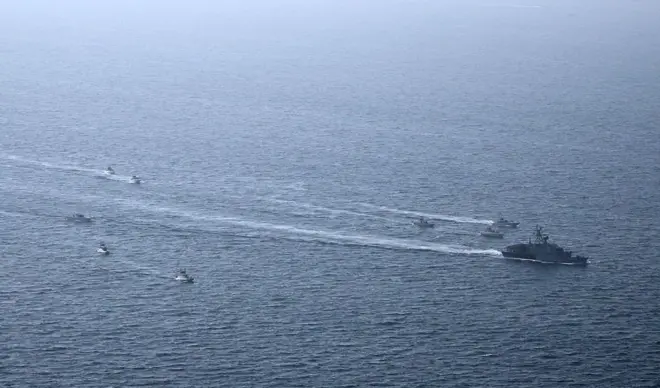  عناصر من القوات العسكرية الإيرانية يشاركون في مناورة بعنوان "التحكم الذكي في مضيق هرمز"، نفذتها القوات البحرية التابعة للحرس الثوري الإيراني في الخليج ومضيق هرمز في 16 فبراير/شباط 2026. 