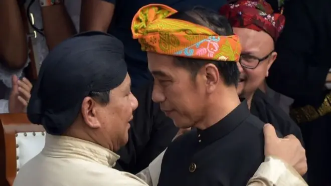 Calon presiden Prabowo Subianto dan kandidat petahana Joko Widodo saling berpelukan dalam deklarasi damai Pemilu 2019 di Jakarta, 2018 lalu.