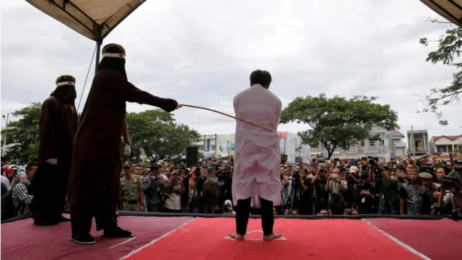 Seorang pria dicambuk di Banda Aceh pada Mei 2017 lalu.