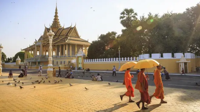 Istana Kerajaan merupakan contoh bagus dari arsitektur Khmer Merah di Phnom Penh.