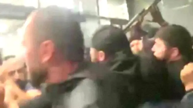 Толпа в аэропорту Махачкалы