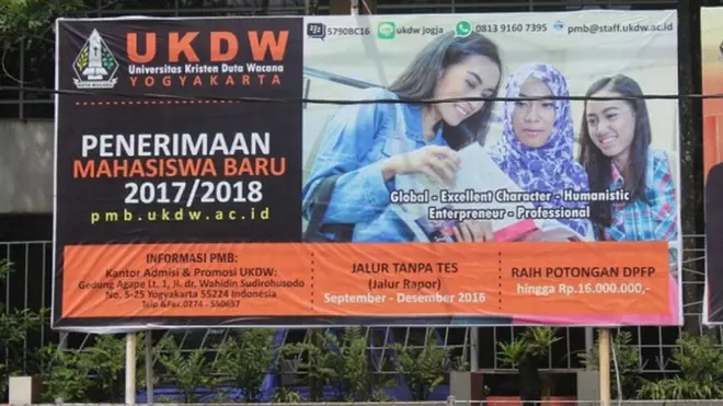 Universitas Kristen Duta Wacana telah menurunkan semua baliho iklan kampus yang menggambarkan beberapa mahasiswi, termasuk seorang mahasiswi berjilbab.