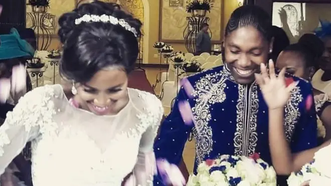 Semenya(kulia) na mkewe(kushoto)