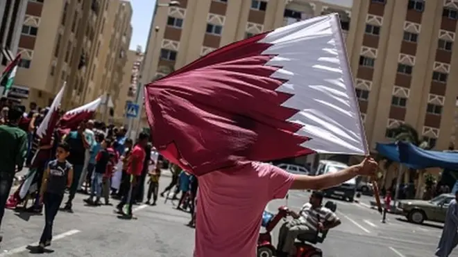 فلسطین کے علاقے خان یونس میں ایک فلسطینی قطر کا جھنڈا اٹھائے