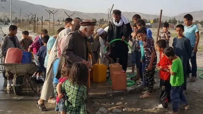 د کابل شمالي څنډه کې، د اوبو یوه پایپ ته لسګونه کسان په کتار ولاړ وو.