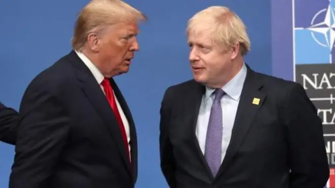 Hai ông Donald Trump và Johnson trong một gần g̣ặp trước